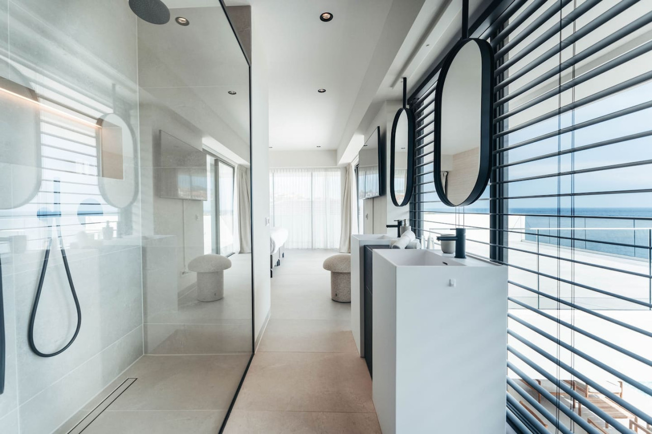 Master bathroom with sea view