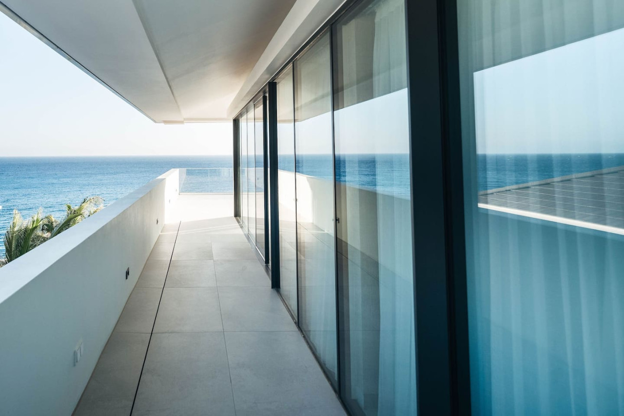 Alle slaapkamers hebben toegang tot het balkon met waanzinnig zeezicht